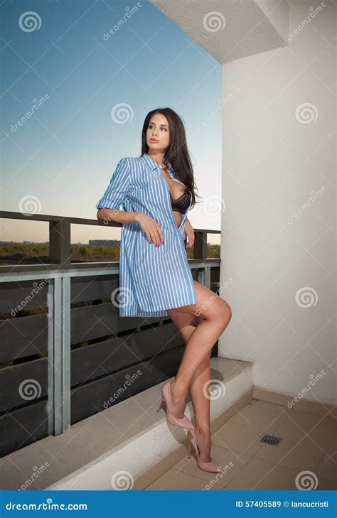 Mooie Jonge Vrouw In Blauw Losgeknoopt Overhemd Over Het Zwarte Lingerie Stellen Openlucht Met