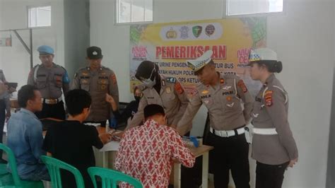 Arus Mudik Belasan Sopir Angkutan Umum Di Terminal Pakupatan