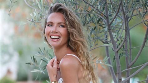 Miss France Amandine Petit dévoile un sublime bikini à shopper chez Calzedonia Télé Jours
