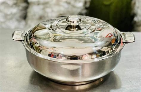 Stainless Steel Hot Pot Small Size 20cm Diameter With Sliding Lock Steel Lid Capacity 2 0
