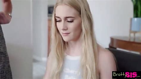 Belle petite blonde se révèle nympho en famille Heureporno