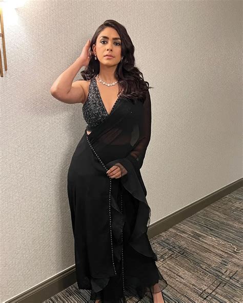 Mrunal Thakur S Stunning Hot Look In Black Saree Wins The Fans See