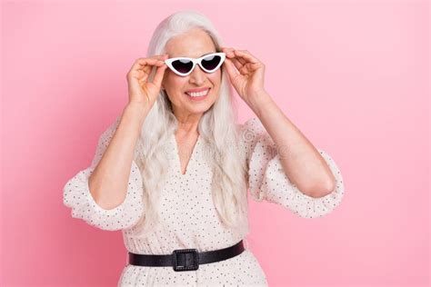 Retrato De Uma Atraente E Alegre Mulher De Cabelos Grisalhos Que Toca A