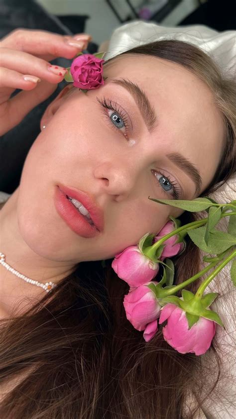 Весна девушка с цветами | Корекция бровей, Большие брови, Брови