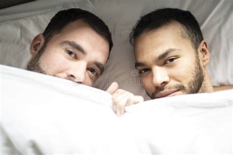 Un Par Hermoso De Los Hombres Gay En Cama Junto Bajo Cubierta Foto De Archivo Imagen De Junto