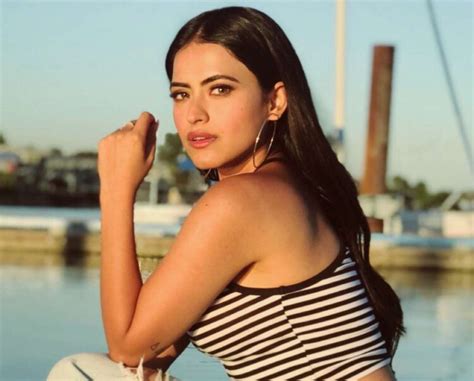 8 Hot Sexy Simi Chahal Bikini Pics