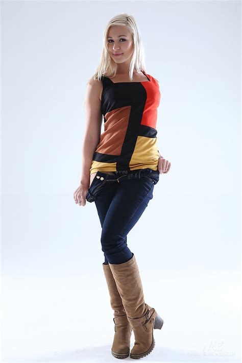 Tracy Lindsay Stripping Off Her Skin Tight Blue Jeans Porn Pictures Xxx Photos Sex Images