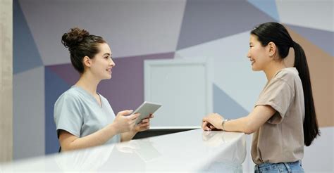 O que faz um recepcionista e como se destacar na área - JobCeara