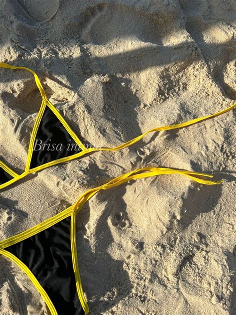 BIKINI NEGRA BORDE AMARILLO Atar Brisa Intima