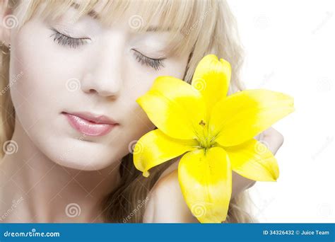 Belle Fille Blonde Avec Le Lis Jaune Photo Stock Image Du Perfection Soin