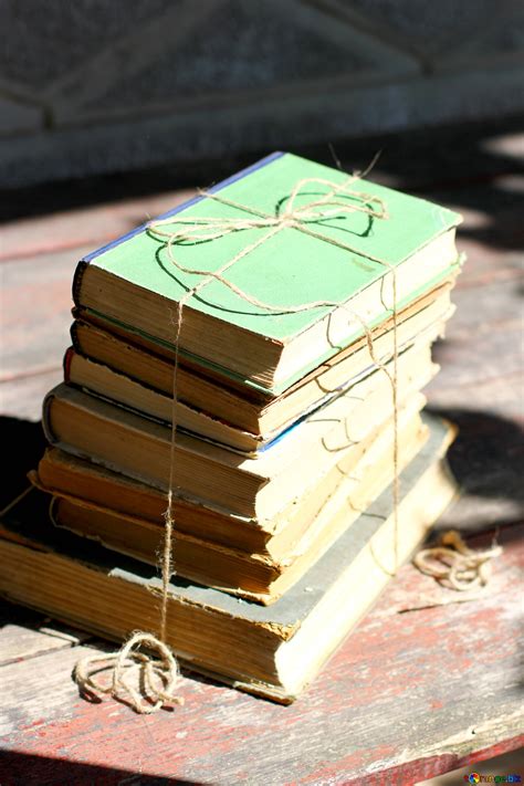 Книги на столі безкоштовна картинка - № 34849