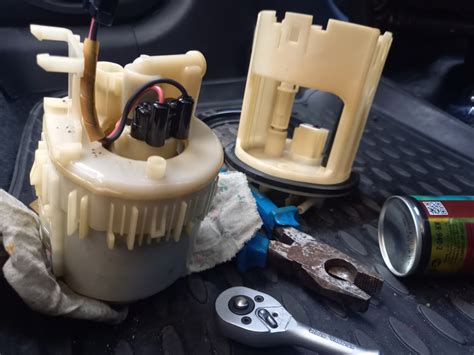 Замена топливных фильтров. — Mitsubishi Outlander (1G), 2 л, 2004 года ...