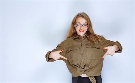 Fille Blonde Se Pointant Sur Elle même Et Semble Positive Photo Gratuite