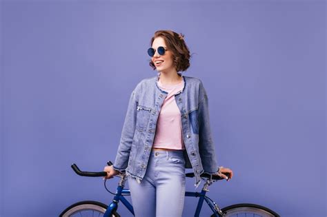 Brunette Femme Optimiste En Lunettes De Soleil Sombres Posant Avec Vélo Fille Joyeuse Active