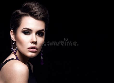 Schönheitsmode modell Mädchen Mit Dem Kurzen Haar Vorbildliches Portrait Des Brunette Kurzer