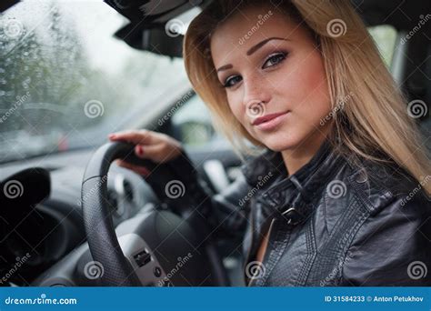 Jeune Femme Blonde Dans La Voiture Image Stock Image Du Beaut Jeune