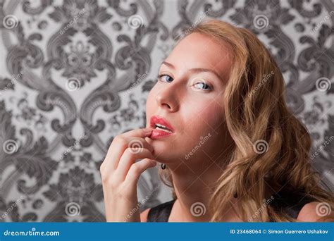 Belle Femme Blonde Avec Le Doigt Sur Ses Languettes Photo Stock Image Du Regard Mode