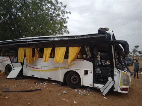 Accident Louga Un Bus Se Renverse Cinq Morts Bilan Provisoire