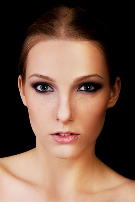 De Aantrekkelijke Blonde Topless Vrouw Met Dark Maakt Omhoog Stock Foto Image Of Lippen