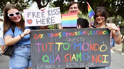 Torino Temono Che Il Figlio Sia Gay Vai A Baciare Le Ragazze Genitori Sotto Inchiesta La