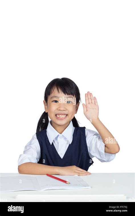 Chino Asia niña vestidos de uniforme escolar estudiando aislados en