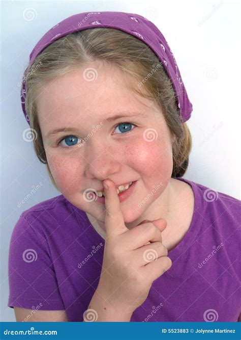 Het Meisje Van De Blonde Met Grote Blauwe Ogen Stock Afbeelding Image Of Glimlach Purper