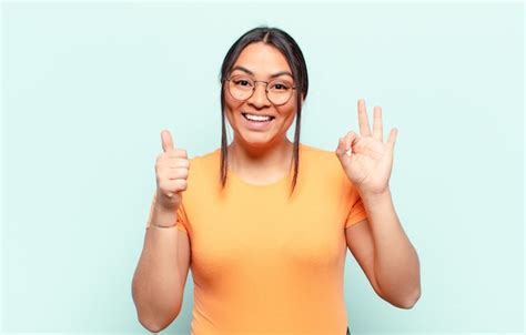 Mujer Latina Que Se Siente Feliz Asombrada Satisfecha Y Sorprendida Mostrando Gestos De