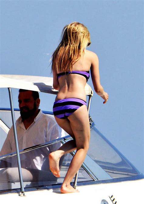 Avril Lavigne Enjoying On Yacht And Exposing Fucking Sexy Bikini Body Porn Pictures XXX Photos