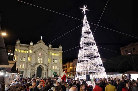 Luci Di Natale E Mercatini A Reggio Acceso L Albero In Una Gremita