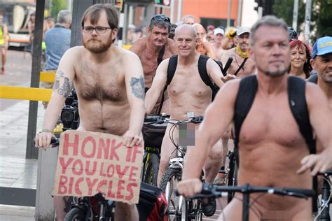 In Pictures Dozens Take Part In Naked Bike Ride Around Manchester Manchester Evening News