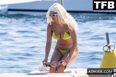 Kelsey Calemine Sexy Seen Flaunting Her Hot Body Wearing A Yellow Bikini On A Yacht In Italy