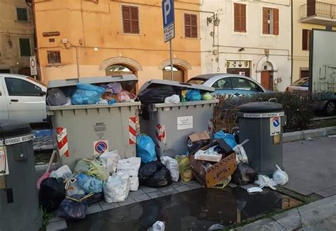 Allarme Degrado In Centro Storico Strabordano I Cassonetti Dei Rifiuti