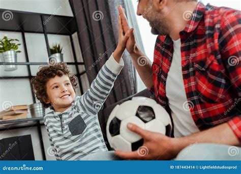 Centre De Père Gay Avec Le Football Photo stock Image du indoors parent