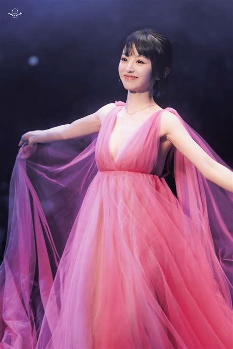 Màn đua sắc đối lập hot nhất Đêm hội GQ Điền Hi Vi bốc lửa và Quan Hiểu Đồng đôi chân vô thực