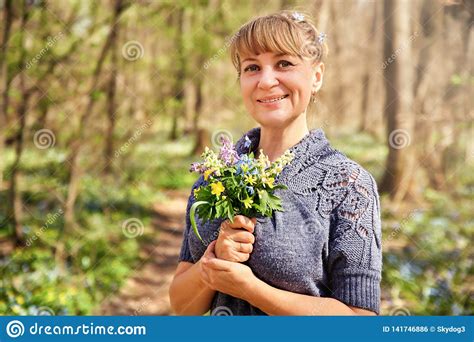 Posição Atrativa Bonita Da Mulher Na Floresta E Apreciação Da Natureza