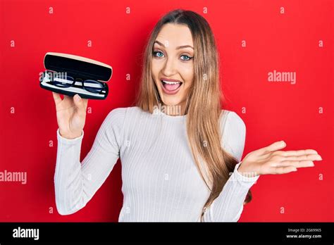 Jeune Fille Blonde Tenant Des Lunettes C L Brant L Accomplissement Avec Le Sourire Heureux Et L