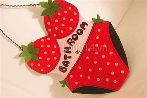 Bikini dâu tây ngồ ngộ trang trí phòng tắm