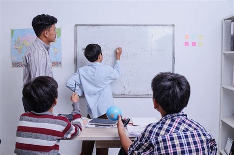 Menino Resolvendo Matem Tica Na Escola Crian A Escrevendo A Solu O Da