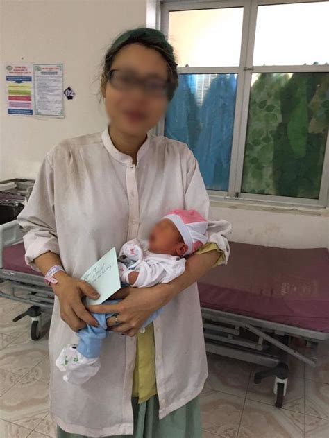 Hot girl Bella một mình đưa con trai về quê nhà ở Hải Dương làm giấy khai sinh