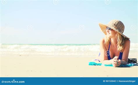 Junge Frau Im Blauen Bikini Liegt Auf Dem Strand Mit Einer Weinlesekamera Und Hat Einen