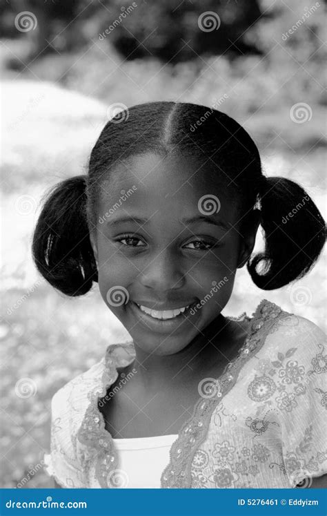 Fille D Afro Am Ricain Dans Le Sourire De Verticale De B W Image Stock