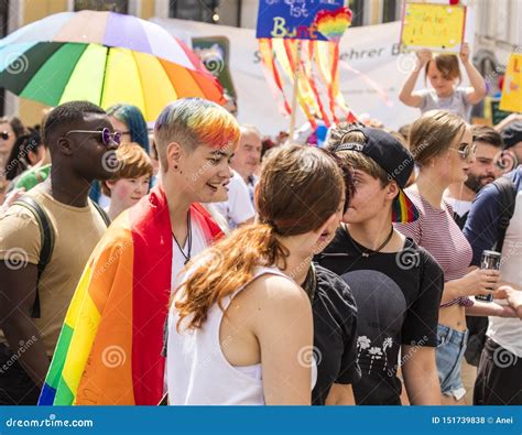 Mujeres Jovenes Que Asisten Al Desfile De Gay Pride También Conocido Como CDS De Christopher
