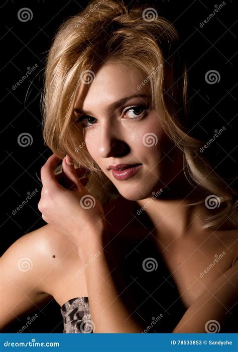 Portret Van Een Jonge Blonde Vrouw Met Mooi Krullend Haar En Professionele Samenstelling Op Een