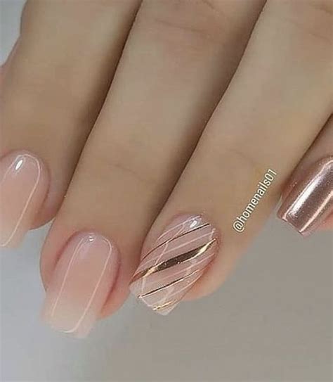 HERMOSAS UNAS CORTAS NUDE Color Rosa Palo Con Lineas Decorativas En Dorado Manicura De