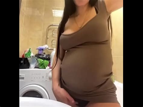 Pregnant MILF Shows Her Pussy XNXX