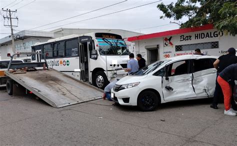 Camión urbano choca contra un Honda en Los Mochis Sinaloa