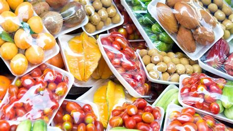 Vente de fruits et légumes frais fini les emballages plastiques