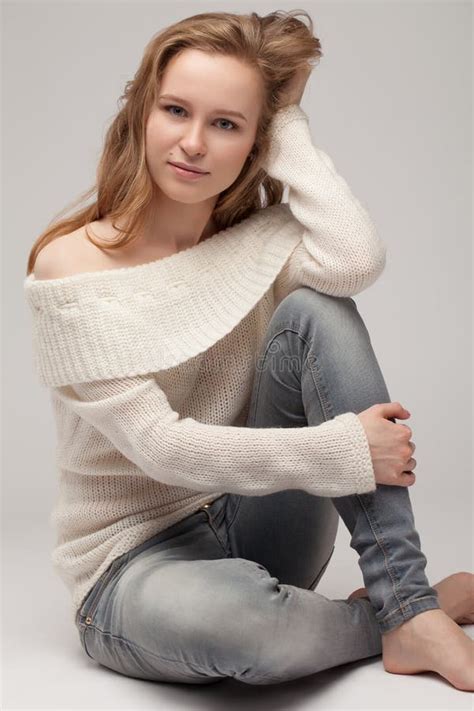 Belle Jeune Fille Posant Et S Asseyant Sur Le Fond Blanc Image Stock Image Du Blonde Tony