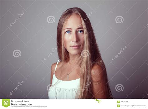 Kaukasisch De Vrouwenmodel Van Het Blonde Jong Mooi Meisje Met Lang Haar En Blauwe Ogen In Witte