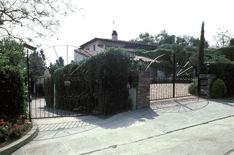 Burt Reynolds – From Hollywood’s Highest Paid To Bankruptcy Crashes